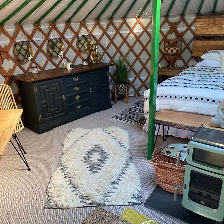 O Dan Y Coed Luxury Yurt With Hot Tub Hotel Chwilog Esterno foto