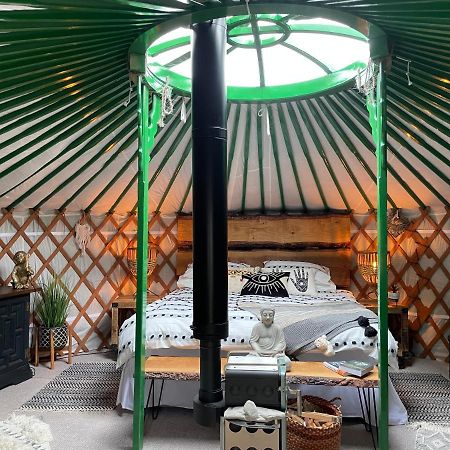 O Dan Y Coed Luxury Yurt With Hot Tub Hotel Chwilog Esterno foto