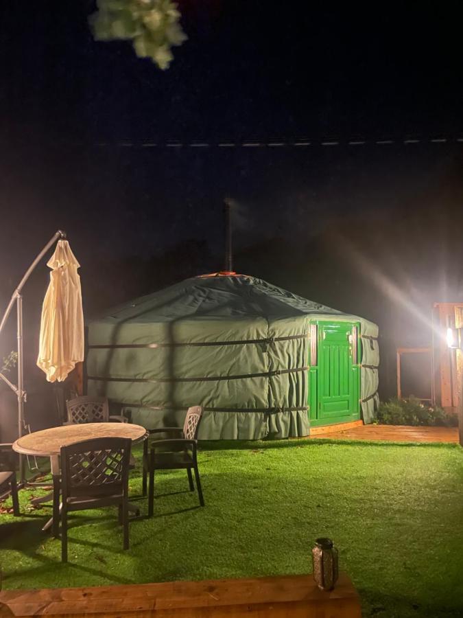 O Dan Y Coed Luxury Yurt With Hot Tub Hotel Chwilog Esterno foto