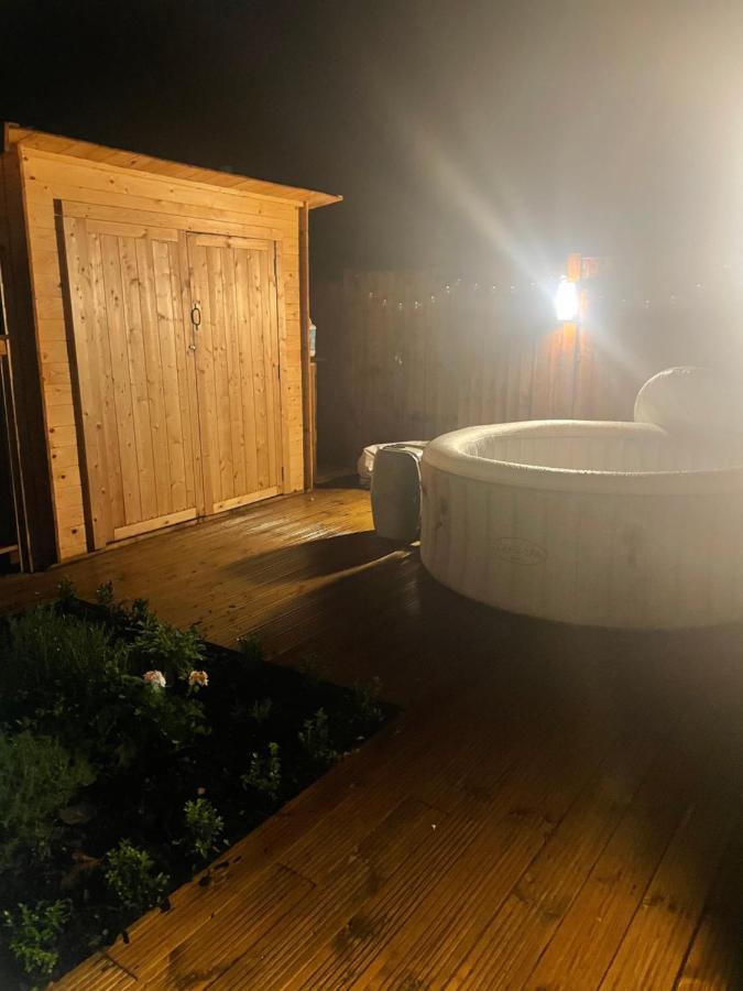 O Dan Y Coed Luxury Yurt With Hot Tub Hotel Chwilog Esterno foto